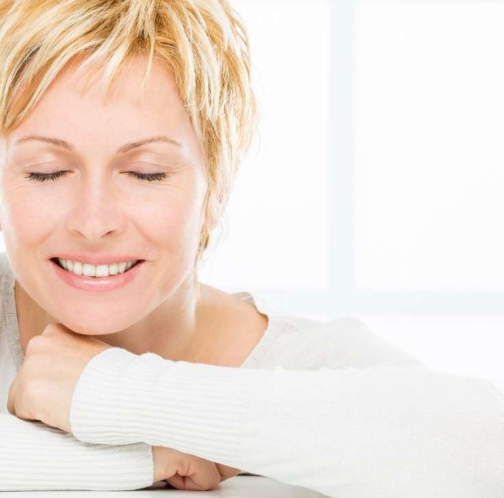 Mujer disfrutando la rutina de cuidado reafirmante Bio